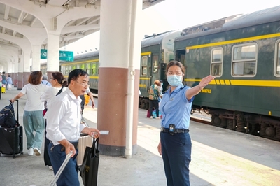 湛江站客运工作人员帮引导旅客顺利进站乘车。李超宇摄
